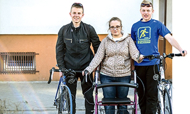 Kacper, Marta i Paweł  mają jeden wspólny cel  – powrót Marty  do samodzielnego chodzenia