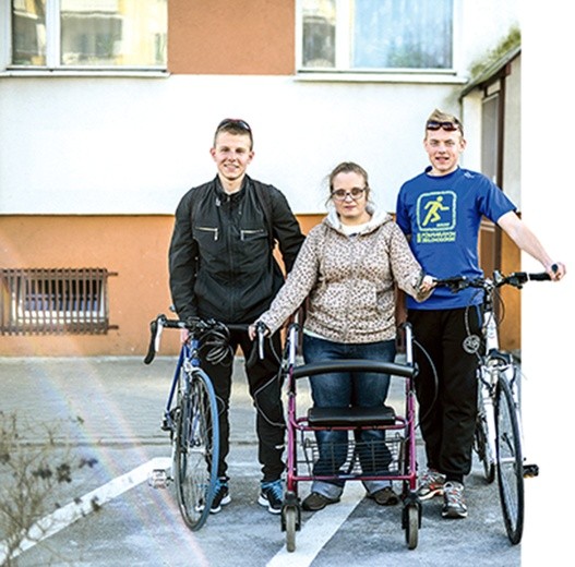 Kacper, Marta i Paweł  mają jeden wspólny cel  – powrót Marty  do samodzielnego chodzenia