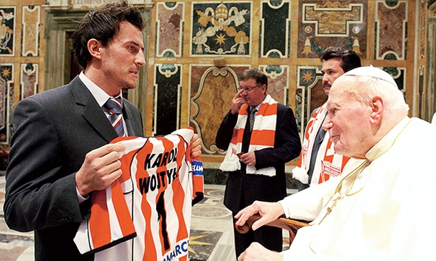 Piotr Bania wręcza Janowi Pawłowi II koszulkę Cracovii z numerem 1 