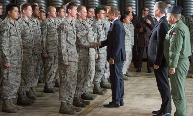 Tusk spotkał się z żołnierzami USA