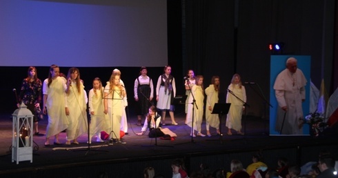 Sceniczne opowieści uczniów ukazywały życie i pontyfikat bł. Jana Pawła II