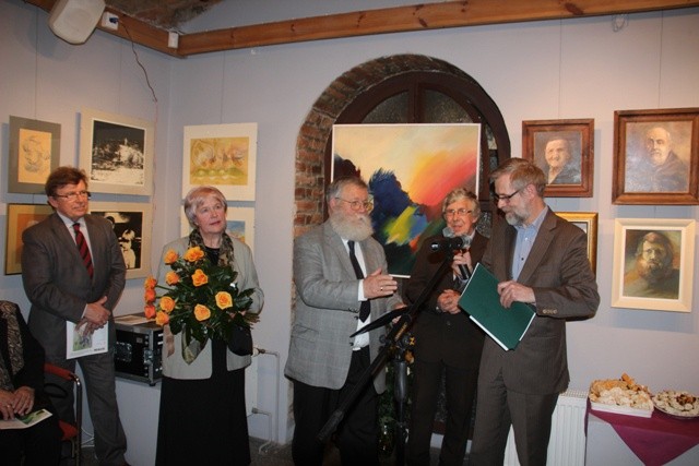 Urszula i Wacław Sobierajowie podczas wernisażu swej jubileuszowej wystawy