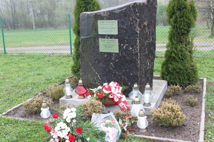 O zbrodni katyńskiej przypomina pamiątkowy obelisk