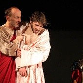Jezus przed namiestnikiem. W postać Piłata wcielił się aktor Mariusz Kozubek, założyciel gliwickiego Teatru A