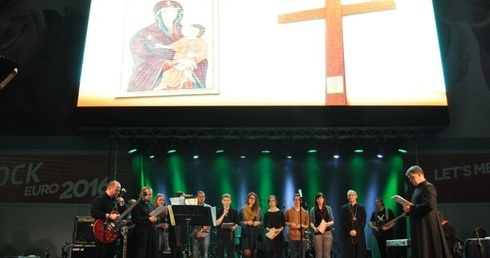 Młodzież duchowo przyjęła znaki ŚDM - krzyż i ikonę Matki Bożej