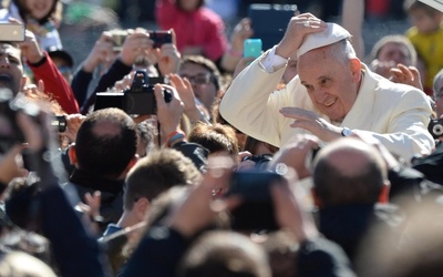Papież: weż krzyż do ręki i ucałuj go!