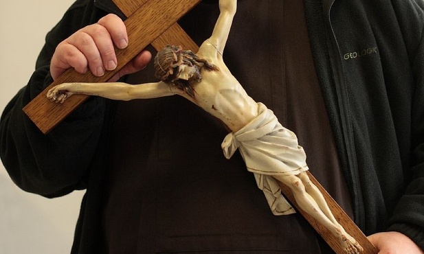 Weźmy do ręki krzyż i podziękujmy Jezusowi