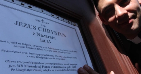 Klepsydra na drzwiach plebanii