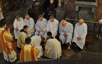 - W Wieczerniku Pan przekazał nam sposób na dobre życie, zawarty w symbolu umywania nóg drugiemu człowiekowi - powiedział bp Piotr Libera w czasie wieczornej liturgii wielkoczwartkowej w katedrze