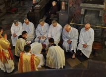 - W Wieczerniku Pan przekazał nam sposób na dobre życie, zawarty w symbolu umywania nóg drugiemu człowiekowi - powiedział bp Piotr Libera w czasie wieczornej liturgii wielkoczwartkowej w katedrze