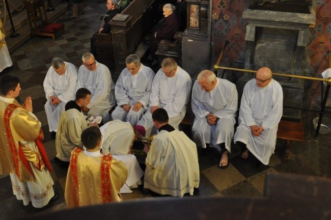 - W Wieczerniku Pan przekazał nam sposób na dobre życie, zawarty w symbolu umywania nóg drugiemu człowiekowi - powiedział bp Piotr Libera w czasie wieczornej liturgii wielkoczwartkowej w katedrze