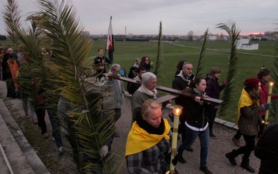 W naszym mieście w każdej parafii sprawowane są dziś nabożeństwa Drogi Krzyżowej