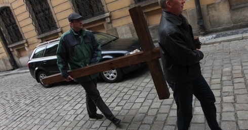 Wyszli z krzyżem na ulice