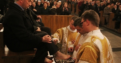 - Ten obrzęd ma przypominać, że nie mamy wymówki od przykazania miłości - mówił bp Roman Pindel w katedrze