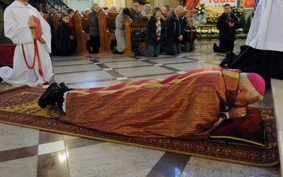 Liturgia Wielkiego Piątku rozpoczyna się modlitwą zanoszoną w postawie leżenia krzyżem