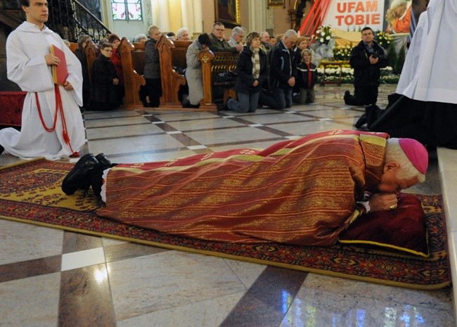 Liturgia Wielkiego Piątku rozpoczyna się modlitwą zanoszoną w postawie leżenia krzyżem