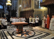 Modlitwa brewiarzowa w prezbiterium płockiej katedry pod przewodnictwem bp. Piotra Libery