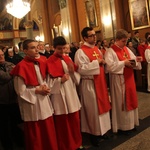 Pod krzyżem w Wielki Piątek w katedrze