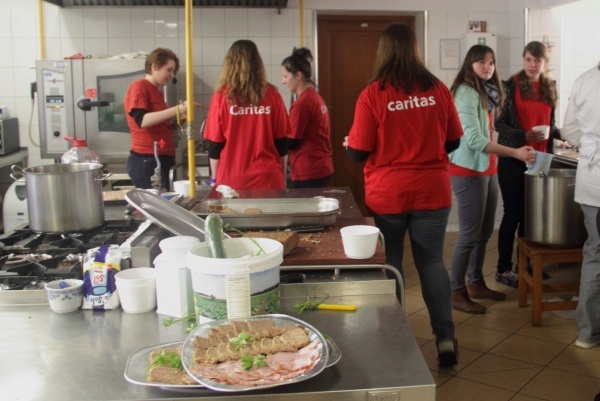 Wielkanocne śniadanie w Caritas