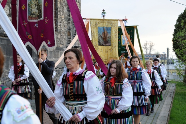 Procesja rezurekcyjna i "Wielkanocna Baba" w Opocznie