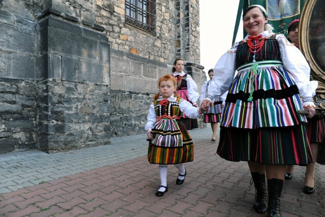 Procesja rezurekcyjna i "Wielkanocna Baba" w Opocznie