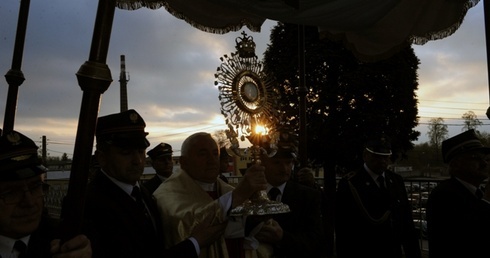 Procesja rezurekcyjna i "Wielkanocna Baba" w Opocznie