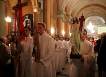 Liturgię Wigilii Paschalnej w katedrze św. Mikołaja zakończyła procesja rezurekcyjna wokół katedry