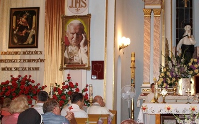Modlitewne czuwania na Kaplicówce odbywają się przed wizerunkiem Królowej Różańca Świętego, a także porteretem bł. Jana Pawła II