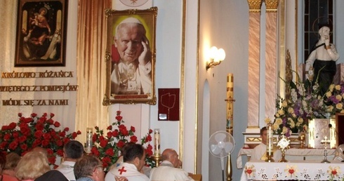 Modlitewne czuwania na Kaplicówce odbywają się przed wizerunkiem Królowej Różańca Świętego, a także porteretem bł. Jana Pawła II