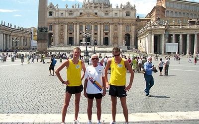  Czesław Nowak z synami Łukaszem i Mateuszem na placu św. Piotra w 2010 roku. Maratończycy pobiegli do Rzymu na 5. rocznicę śmierci Jana Pawła II