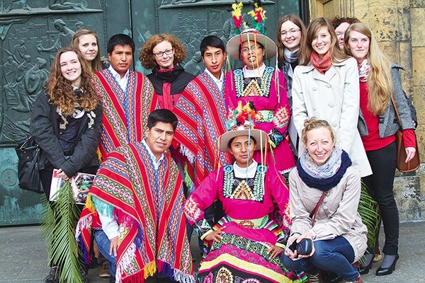 Młodzi z Peru przed katedrą w Katowicach