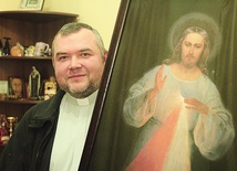  – Ten obraz zmienił moje życie. Dla mnie to jest ikona. Jeżeli jadę głosić rekolekcje, zawsze zabieram go ze sobą – mówi ks. Krzysztof Ławrukajtis