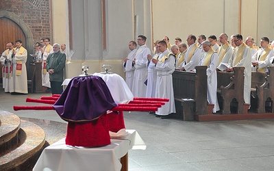  W Wielki Czwartek, 17 kwietnia, na Mszę Krzyżma do katedry opolskiej przybyli kapłani i LSO z całej diecezji