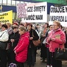 Protestująca przed praską kurią grupa wiernych z parafii w Jasienicy chce powrotu ks. Lemańskiego