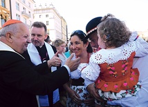  Metropolita krakowski jest zawsze serdecznie przyjmowany przez wiernych