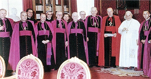  8 października 1962 r. Jan XXIII przyjmuje kard. Wyszyńskiego i polskich biskupów przed rozpoczęciem soboru. Pierwszy z lewej bp Karol Wojtyła