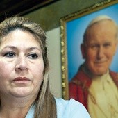 Floribeth Mora Díaz (ur. 1963) z wykształcenia jest prawnikiem, prowadzi księgowość w firmie należącej do jej męża. Ma czworo dzieci i pięcioro wnucząt. Mieszka w miejscowości Dulce Nombre de Jesús w Kostaryce 