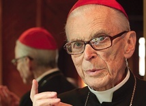 – Podpatrywałem go. Śmiejemy się, rozmawiamy, a nagle on gdzieś się gubi. Zapada się w Pana Boga  – wspomina kard. Franciszek Macharski