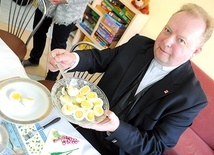 Ks. Radosław Kisiel podczas jednego z sześciu wielkanocnych śniadań przygotowanych przez Caritas