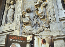 Święci łączą: „Dziennik duszy” Jana XXIII i „Notatki osobiste” Jana Pawła II, w tle ołtarz boczny św. Stanisława Kostki w płockiej bazylice katedralnej