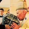  16.06.1999. Stary Sącz. Jan Paweł II oddaje cześć relikwiom św. Kingi