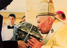  16.06.1999. Stary Sącz. Jan Paweł II oddaje cześć relikwiom św. Kingi
