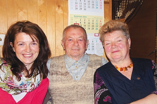  Marlena Kochanowska (po lewej), Tadeusz Sobczak i jego żona Hanna wierzą, że cud uzdrowienia wyprosił panu Tadeuszowi  Jan Paweł II 