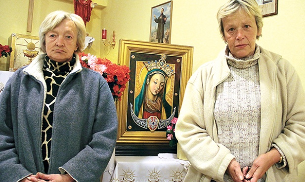 Podopieczni stowarzyszenia mają kaplicę, w której zawsze mogą się pomodlić. Panie Ewa i Elżbieta umiłowały sobie modlitwę różańcową przed obliczem Pani Cierpliwie Słuchającej