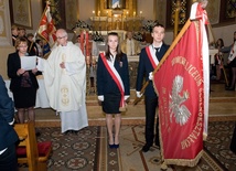 Uroczystość poświęcenia sztandaru Katolickiego Liceum Ogólnokształcącego im. Jana Pawła II w Głownie