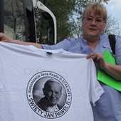 Katarzyna Balcerska prezentuje koszulkę, jedną z tych, w jakie ubrani będą pielgrzymi na Placu Świętego Piotra
