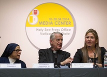 Od lewej: s. Adele Labianca, ks. Federico Lombardi i Floribeth Mora Díaz