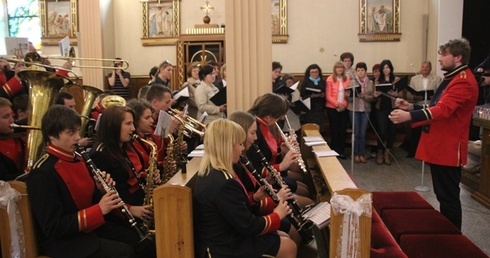 Chór i orkiestra podczas Eucharystii w sanktuarium na Górce - w przeddzień wyjazdu do Rzymu