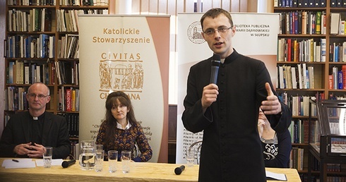 Debata na kanonizację