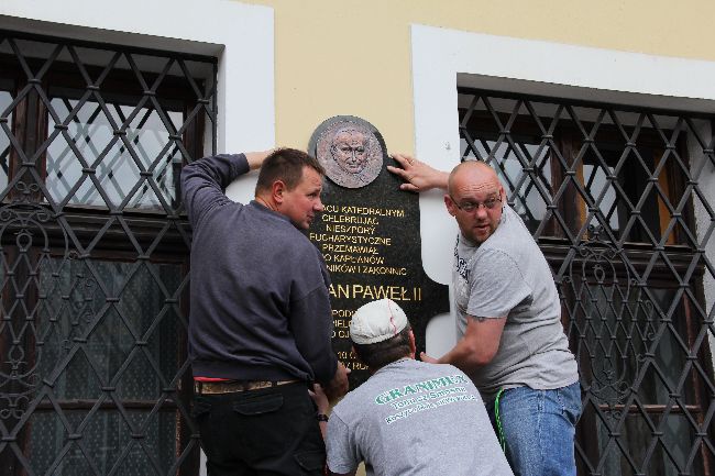 Papieskie tablice i herb już w Tarnowie 